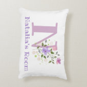 Name und Initial für ein Blumendesign. Hübsch Dekokissen (Rückseite(Vertikal))