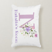Name und Initial für ein Blumendesign. Hübsch Dekokissen (Vorderseite(Vertikal))
