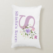 Name und Initial für ein Blumendesign. Hübsch Dekokissen (Rückseite(Vertikal))