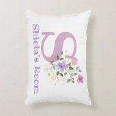 Name und Initial für ein Blumendesign. Hübsch Dekokissen (Vorderseite(Vertikal))