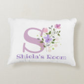 Name und Initial für ein Blumendesign. Hübsch Dekokissen (Rückseite)