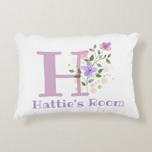 Name und Initial für ein Blumendesign. Hübsch Dekokissen (Vorderseite)