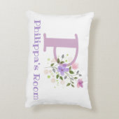 Name und Initial für ein Blumendesign. Hübsch Dekokissen (Rückseite(Vertikal))