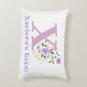 Name und Initial für ein Blumendesign. Hübsch Dekokissen (Rückseite(Vertikal))