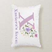 Name und Initial für ein Blumendesign. Hübsch Dekokissen (Vorderseite(Vertikal))