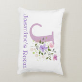 Name und Initial für ein Blumendesign. Hübsch Dekokissen (Rückseite(Vertikal))