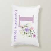 Name und Initial für ein Blumendesign. Hübsch Dekokissen (Rückseite(Vertikal))