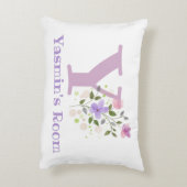 Name und Initial für ein Blumendesign. Hübsch Dekokissen (Rückseite(Vertikal))