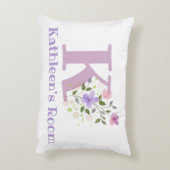 Name und Initial für ein Blumendesign. Hübsch Dekokissen (Rückseite(Vertikal))