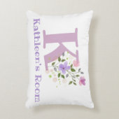 Name und Initial für ein Blumendesign. Hübsch Dekokissen (Vorderseite(Vertikal))