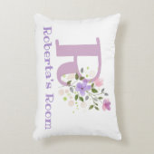 Name und Initial für ein Blumendesign. Hübsch Dekokissen (Vorderseite(Vertikal))