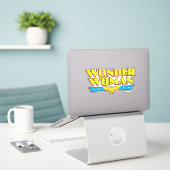 Name und Logo von Wonder Woman Aufkleber (Laptop auf Schreibtisch)
