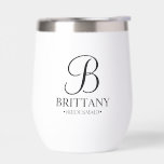 Name und Monogramm der personalisierten Bridesmaid<br><div class="desc">Elegante Personalisierte Bridesmaid-Geschenke mit personalisiertem Monogramm im eleganten, schwarz-eleganten Script-Schriftart-Stil mit Name und Titel der Brautjungfrau im klassischen Serif-Schriftart-Stil auf weißem Hintergrund. Auch perfekt für Trauzeugen, Trauzeuge, Brautvater, Trauzeugin, Blume Mädchen, Brautmutter und mehr.</div>