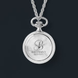 Name und Monogramm der personalisierten Bridesmaid Armbanduhr<br><div class="desc">Elegante Personalisierte Bridesmaid-Geschenke mit personalisiertem Monogramm in grau-elegantem Schriftart-Stil mit Name und Titel der Brautjungfrau im klassischen Serif-Schriftart-Stil auf weißem Marmorboden. Auch perfekt für Trauzeugen,  Trauzeuge,  Brautvater,  Trauzeugin,  Blume Mädchen,  Brautmutter und mehr.</div>