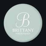 Name und Monogramm der personalisierten Bridesmaid Magnet<br><div class="desc">Elegante Personalisierte Bridesmaid-Geschenke in Schwarz und Weiß mit personalisierten Monogrammen im eleganten Schriftart-Stil mit dem Namen und dem Titel der Brautjungfrau im klassischen Serif-Schriftart-Stil auf schlauem,  grünem Hintergrund. Auch perfekt für Trauzeugin,  Blume Mädchen,  Mutter der Braut und mehr.</div>