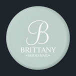 Name und Monogramm der personalisierten Bridesmaid Magnet<br><div class="desc">Elegante Personalisierte Bridesmaid-Geschenke in Schwarz und Weiß mit personalisierten Monogrammen im eleganten Schriftart-Stil mit dem Namen und dem Titel der Brautjungfrau im klassischen Serif-Schriftart-Stil auf schlauem,  grünem Hintergrund. Auch perfekt für Trauzeugin,  Blume Mädchen,  Mutter der Braut und mehr.</div>
