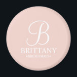 Name und Monogramm der personalisierten Bridesmaid Magnet<br><div class="desc">Elegante Personalisierte Bridesmaid-Geschenke in Schwarz und Weiß mit personalisierten Monogrammen im eleganten Schriftart-Stil mit dem Namen und der Titel der Brautjungfrau im klassischen Serif-Schriftart-Stil auf rosafarbenem Hintergrund. Auch perfekt für Trauzeugin,  Blume Mädchen,  Mutter der Braut und mehr.</div>