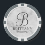 Name und Monogramm der personalisierten Bridesmaid Pokerchips<br><div class="desc">Elegante Personalisierte Bridesmaid-Geschenke mit personalisiertem Monogramm in grau-elegantem Schriftart-Stil mit Name und Titel der Brautjungfrau im klassischen Serif-Schriftart-Stil auf weißem Marmorboden. Auch perfekt für Trauzeugen, Trauzeuge, Brautvater, Trauzeugin, Blume Mädchen, Brautmutter und mehr. Bitte beachten Sie: Die Marmordetails werden im Kunstwerk simuliert. Bei der Herstellung dieses Produktes wird kein Marmor verwendet...</div>