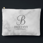Name und Monogramm der personalisierten Bridesmaid Zubehörtasche<br><div class="desc">Elegante Personalisierte Bridesmaid-Geschenke in Schwarz und Weiß mit personalisierten Monogramm im Stil eines grauen, eleganten Drehbuch-Schriftartes mit Name und Titel der Brautjungfrau im klassischen Serif-Schriftart-Stil auf weißem Marmor-Hintergrund. Auch perfekt für Trauzeugin, Blume Mädchen, Mutter der Braut und mehr.</div>