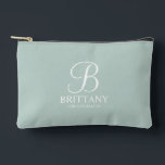 Name und Monogramm der personalisierten Bridesmaid Zubehörtasche<br><div class="desc">Elegante Personalisierte Bridesmaid-Geschenke in Schwarz und Weiß mit personalisierten Monogrammen im eleganten Schriftart-Stil mit dem Namen und dem Titel der Brautjungfrau im klassischen Serif-Schriftart-Stil auf schlauem,  grünem Hintergrund. Auch perfekt für Trauzeugin,  Blume Mädchen,  Mutter der Braut und mehr.</div>