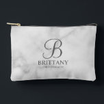 Name und Monogramm der personalisierten Bridesmaid Zubehörtasche<br><div class="desc">Elegante Personalisierte Bridesmaid-Geschenke in Schwarz und Weiß mit personalisierten Monogramm im Stil eines grauen,  eleganten Drehbuch-Schriftartes mit Name und Titel der Brautjungfrau im klassischen Serif-Schriftart-Stil auf weißem Marmor-Hintergrund. Auch perfekt für Trauzeugin,  Blume Mädchen,  Mutter der Braut und mehr.</div>