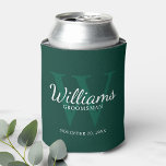 Name und Monogramm der personalisierten Trauzeuge Dosenkühler<br><div class="desc">Fügen Sie eine persönliche Touch zu Ihrer Hochzeit mit personalisierten Trauzeugen kann kühler. Diese kann cooler mit dem Namen des personalisierten Trauzeugen im Schriftart-Stil mit weißer klassischer Schrift, mit Hochzeitsdetails im klassischen Serifenstil und Monogramm in einem hellgrün-smaragdgrünen Schriftart-Stil als Hintergrund, auf smaragdgrünem Hintergrund. Auch perfekt für Trauzeuge, Brautvater, Ringträger und...</div>