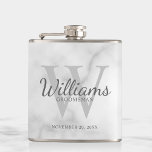 Name und Monogramm der personalisierten Trauzeuge Flachmann<br><div class="desc">Fügen Sie Ihrer Hochzeit eine persönliche Touch mit personalisierten Trauzeugen Flasche. Dieser Kolben weist den Namen des personalisierten Trauzeugen im Stil eines Schriftartes mit grauem klassischem Script auf. Die Hochzeitsdetails sind im Stil eines klassischen Serif-Schriftartes in Grau und Monogramm in einem hellgrau-klassischen Serif-Schriftart als Hintergrund, auf weißem Marmorboden. Auch perfekt...</div>