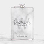 Name und Monogramm der personalisierten Trauzeuge Flachmann<br><div class="desc">Fügen Sie Ihrer Hochzeit eine persönliche Touch mit personalisierten Trauzeugen Flasche. Dieser Kolben weist den Namen des personalisierten Trauzeugen im Stil eines Schriftartes mit grauem klassischem Script auf. Die Hochzeitsdetails sind im Stil eines klassischen Serif-Schriftartes in Grau und Monogramm in einem hellgrau-klassischen Serif-Schriftart als Hintergrund, auf weißem Marmorboden. Auch perfekt...</div>