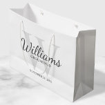 Name und Monogramm der personalisierten Trauzeuge Große Geschenktüte<br><div class="desc">Fügen Sie Ihrer Hochzeit eine persönliche Touch mit personalisierten Trauzeugen Geschenktasche hinzu. Diese Geschenktasche enthält den Namen des personalisierten Trauzeugen im Schriftart-Stil mit grauem klassischem Script,  mit Hochzeitsdetails im klassischen Serifenstil und Monogramm in einem hellgrau-klassischen Serif-Schriftart als Hintergrund,  auf weißem Hintergrund. Auch perfekt für Trauzeuge,  Brautvater,  Ringträger und mehr.</div>