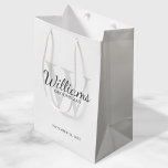 Name und Monogramm der personalisierten Trauzeuge Mittlere Geschenktüte<br><div class="desc">Fügen Sie Ihrer Hochzeit eine persönliche Touch mit personalisierten Trauzeugen Geschenktasche hinzu. Diese Geschenktasche enthält den Namen des personalisierten Trauzeugen im Schriftart-Stil mit grauem klassischem Script,  mit Hochzeitsdetails im klassischen Serifenstil und Monogramm in einem hellgrau-klassischen Serif-Schriftart als Hintergrund,  auf weißem Hintergrund. Auch perfekt für Trauzeuge,  Brautvater,  Ringträger und mehr.</div>