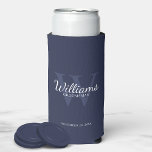 Name und Monogramm der personalisierten Trauzeuge Selters Dosenkühler<br><div class="desc">Fügen Sie eine persönliche Touch zu Ihrer Hochzeit mit personalisierten Trauzeugen kann kühler. Diese kann cooler mit dem Namen des personalisierten Trauzeugen im Schriftart-Stil mit weißer klassischer Schrift, mit Hochzeitsdetails im klassischen Serifenstil und Monogramm im hellblau-klassischen Serif-Schriftart-Stil, als Hintergrund, auf marinebasischem Hintergrund. Auch perfekt für Trauzeuge, Brautvater, Ringträger und mehr....</div>