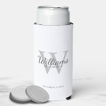 Name und Monogramm der personalisierten Trauzeuge Selters Dosenkühler<br><div class="desc">Fügen Sie eine persönliche Touch zu Ihrer Hochzeit mit personalisierten Trauzeugen kann kühler. Dieser kann den Namen des personalisierten Trauzeugen im Stil des Schriftartes mit grauem und den Details der Hochzeit in Grau-Klassik-Serif-Schriftart und Monogramm in hellgrau-klassischem Serif-Schriftart als Hintergrund auf weißem Hintergrund darstellen. Auch perfekt für Trauzeuge, Brautvater, Ringträger und...</div>