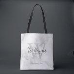 Name und Monogramm der personalisierten Trauzeuge Tasche<br><div class="desc">Fügen Sie eine persönliche Touch zu Ihrer Hochzeit mit personalisierten Trauzeugen zu Tasche. Diese Tasche ist mit dem Namen des personalisierten Trauzeugen im Stil eines Schriftartes in Grau-Klassik-Schrift ausgestattet. Die Hochzeitsdetails sind in Grau-Klassik-Serif-Schriftart und Monogramm in hellgrau-klassischem Serif-Schriftart-Stil auf weißem Marmorhintergrund. Auch perfekt für Trauzeuge,  Brautvater,  Ringträger und mehr.</div>
