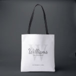Name und Monogramm der personalisierten Trauzeuge Tasche<br><div class="desc">Fügen Sie eine persönliche Touch zu Ihrer Hochzeit mit personalisierten Trauzeugen zu Tasche. Diese Tasche zeigt den Namen des personalisierten Trauzeugen im Stil eines Schriftartes in Grau-Klassik mit Hochzeitsdetails in Grau-Klassik-Serif-Schriftart und Monogramm in hellgrau-klassischem Serif-Schriftart-Stil als Hintergrund,  auf weißem Hintergrund. Auch perfekt für Trauzeuge,  Brautvater,  Ringträger und mehr.</div>