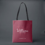 Name und Monogramm der personalisierten Trauzeuge Tasche<br><div class="desc">Fügen Sie eine persönliche Touch zu Ihrer Hochzeit mit personalisierten Trauzeugen zu Tasche. Diese Tasche zeigt den Namen des personalisierten Trauzeugen im Schriftart-Stil mit weißen klassischen Schriftzeichen, die im Stil der klassischen Serif-Serifen und Monogramm im klassischen, hellbordeauxroten Serif-Schriftart-Stil im Hintergrund, auf bordeauxrotem Hintergrund. Auch perfekt für Trauzeuge, Brautvater, Ringträger und...</div>