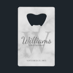 Name und Monogramm der personalisierten Trauzeugen Geldbeutel Flaschenöffner<br><div class="desc">Fügen Sie Ihrer Hochzeit eine persönliche Touch mit personalisierten Trauzeugen Kreditkarten Flaschenöffner hinzu. Dieser Flaschenöffner zeigt den Namen des personalisierten Trauzeugen im Stil eines Schriftartes mit grauem Schriftart und ist mit Hochzeitsdetails im klassischen Serifenstil und Monogramm in einem hellgrau-klassischen Serif-Schriftart-Stil auf weißem Marmorhintergrund versehen. Auch perfekt für Trauzeuge, Brautvater, Ringträger...</div>