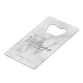 Name und Monogramm der personalisierten Trauzeugen Geldbeutel Flaschenöffner (Vorderseite Schrägansicht)