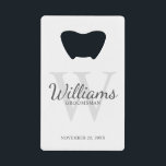 Name und Monogramm der personalisierten Trauzeugen Geldbeutel Flaschenöffner<br><div class="desc">Fügen Sie Ihrer Hochzeit eine persönliche Touch mit personalisierten Trauzeugen Kreditkarten Flaschenöffner hinzu. Dieser Flaschenöffner zeigt den Namen des personalisierten Trauzeugen im Stil eines Schriftartes mit grauem Schriftart und ist mit Hochzeitsdetails in einem klassischen Serifenstil und einem Monogramm in einem hellgrau-klassischen Serifenstil als Hintergrund auf weißem Hintergrund versehen. Auch perfekt...</div>