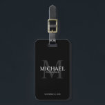 Name und Monogramm der Personalisierten Trauzeugen Gepäckanhänger<br><div class="desc">Fügen Sie Ihrer Hochzeit eine persönliche Touch mit personalisierten Trauzeugen Gepäckanhänger hinzu. Dieses Gepäckanhänger zeigt den Namen des personalisierten Trauzeugen mit dem Titel und dem Hochzeitdatum in weiß und monogramm in grau als Hintergrund,  im klassischen Serif Schriftart Stil,  auf schwarzem Hintergrund. Auch perfekt für Trauzeuge,  Brautvater,  Ringträger und mehr.</div>