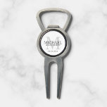 Name und Monogramm der personalisierten Trauzeugen Pitchgabel<br><div class="desc">Fügen Sie eine persönliche Touch zu Ihrer Hochzeit mit personalisierten Trauzeugen divot Tool. Dieses Divot-Tool zeigt den Namen des personalisierten Trauzeugen mit Titel und Hochzeitdatum in Grau und Monogramm in hellgrau als Hintergrund,  im klassischen Serif Schriftart Stil,  auf weißem Hintergrund. Auch perfekt für Trauzeuge,  Brautvater,  Ringträger und mehr.</div>