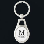 Name und Monogramm des modernen Personalisierten T Schlüsselanhänger<br><div class="desc">Moderne Schwarz-Weiß-Geschenke mit personalisiertem Monogramm,  Name und Titel des Trauzeugen in Schwarz-Weiß-Serif-Schriftart-Stil auf weißem Hintergrund. Auch perfekt für Trauzeuge,  Vater der Braut und mehr.</div>