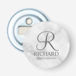 Name und Monogramm des Personalisierten Trauzeugen Flaschenöffner<br><div class="desc">Eleganter Personalisierter Trauzeuge in Schwarz und Weiß mit personalisiertem Monogramm im eleganten, grau-eleganten Script-Schriftart-Stil mit Trauzeugen Namen und Titel im klassischen Serif-Schriftart-Stil auf weißem Marmorhintergrund. Auch perfekt für Trauzeuge, Brautvater, Brautjungfrau, Trauzeugin, Blume Mädchen, Brautmutter und mehr. Bitte beachten Sie: Die Marmordetails werden im Kunstwerk simuliert. Bei der Herstellung dieses Produktes...</div>