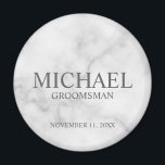 Name und Monogramm des Personalisierten Trauzeugen Magnet<br><div class="desc">Moderne Geschenke mit Personalisiertem Trauzeuge, die den Namen, den Titel und das Hochzeitdatum des personalisierten Trauzeugen in einem klassischen, grauen Serif-Schriftart auf weißem Marmorhintergrund darstellen. Auch perfekt für Trauzeuge, Vater der Braut und mehr. Bitte beachten Sie: Die Marmordetails werden im Kunstwerk simuliert. Bei der Herstellung dieses Produktes wird kein Marmor...</div>