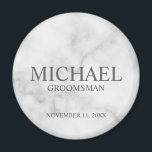 Name und Monogramm des Personalisierten Trauzeugen Magnet<br><div class="desc">Moderne Geschenke mit Personalisiertem Trauzeuge, die den Namen, den Titel und das Hochzeitdatum des personalisierten Trauzeugen in einem klassischen, grauen Serif-Schriftart auf weißem Marmorhintergrund darstellen. Auch perfekt für Trauzeuge, Vater der Braut und mehr. Bitte beachten Sie: Die Marmordetails werden im Kunstwerk simuliert. Bei der Herstellung dieses Produktes wird kein Marmor...</div>