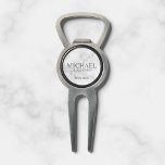 Name und Monogramm des Personalisierten Trauzeugen Pitchgabel<br><div class="desc">Moderne Geschenke für Personalisierten Trauzeuge mit dem Namen,  dem Titel und dem Hochzeitstag des personalisierten Trauzeugen im klassischen,  weißen Serifenstil auf weißem Marmorhintergrund. Auch perfekt für Trauzeuge,  Vater der Braut und mehr. Bitte beachten Sie: Die Marmordetails werden im Kunstwerk simuliert. Bei der Herstellung dieses Produktes wird kein Marmor verwendet</div>