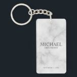 Name und Monogramm des Personalisierten Trauzeugen Schlüsselanhänger<br><div class="desc">Moderne Geschenke mit Personalisiertem Trauzeuge, die den Namen, den Titel und das Hochzeitdatum des personalisierten Trauzeugen in einem klassischen, grauen Serif-Schriftart auf weißem Marmorhintergrund darstellen. Auch perfekt für Trauzeuge, Vater der Braut und mehr. Bitte beachten Sie: Die Marmordetails werden im Kunstwerk simuliert. Bei der Herstellung dieses Produktes wird kein Marmor...</div>