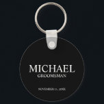 Name und Monogramm des Personalisierten Trauzeugen Schlüsselanhänger<br><div class="desc">Moderne Geschenke für Personalisierten Trauzeuge mit dem Namen,  dem Titel und dem Hochzeitsdatum des personalisierten Trauzeugen im klassischen,  weißen Serif-Schriftart-Stil auf schwarzem Hintergrund. Auch perfekt für Trauzeuge,  Vater der Braut und mehr.</div>