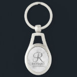 Name und Monogramm des Personalisierten Trauzeugen Schlüsselanhänger<br><div class="desc">Eleganter Personalisierter Trauzeuge in Schwarz und Weiß mit personalisiertem Monogramm im eleganten, grau-eleganten Script-Schriftart-Stil mit Trauzeugen Namen und Titel im klassischen Serif-Schriftart-Stil auf weißem Marmorhintergrund. Auch perfekt für Trauzeuge, Brautvater, Brautjungfrau, Trauzeugin, Blume Mädchen, Brautmutter und mehr. Bitte beachten Sie: Die Marmordetails werden im Kunstwerk simuliert. Bei der Herstellung dieses Produktes...</div>
