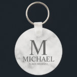 Name und Monogramm des Personalisierten Trauzeugen Schlüsselanhänger<br><div class="desc">Moderne Schwarz-Weiß-Geschenke mit personalisiertem Monogramm,  Name und Titel des Trauzeugen in einem klassischen,  grauen Serif-Schriftart auf weißem Marmorhintergrund. Auch perfekt für Trauzeuge,  Vater der Braut und mehr. Bitte beachten Sie: Die Marmordetails werden im Kunstwerk simuliert. Bei der Herstellung dieses Produktes wird kein Marmor verwendet</div>