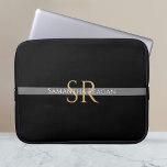 Name und Monogramm, Gold/Weiß, grauer Streifen Laptopschutzhülle<br><div class="desc">Personalisieren Sie Ihren Namen,  Ihre Initialen oder Ihre Nachricht in Gold und Weiß auf grauem Streifen mit schwarzem Hintergrund.</div>